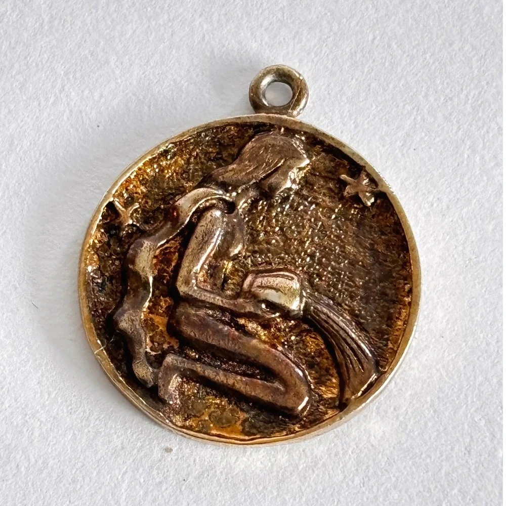 Vintage Aquarius Zodiac Sign Pendant Gold Tone Round Astrology‎ Charm Pendant